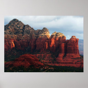 Bewolkte Coffee Pot Rock in Sedona Arizona Poster