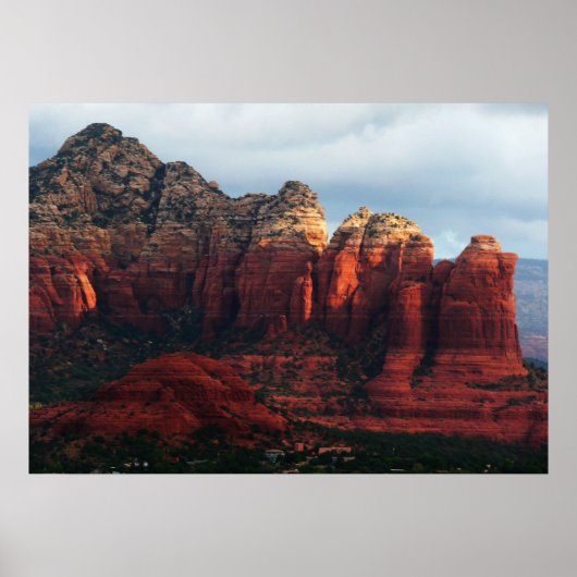 Bewolkte Coffee Pot Rock in Sedona Arizona Poster (Voorkant)