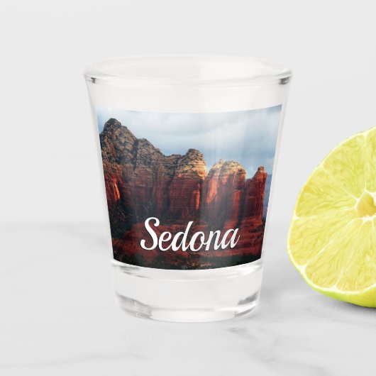 Bewolkte Coffee Pot Rock in Sedona Arizona Shot Glas (Voorkant)