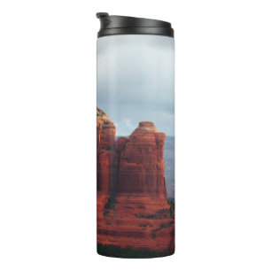 Bewolkte Coffee Pot Rock in Sedona Arizona Thermosbeker