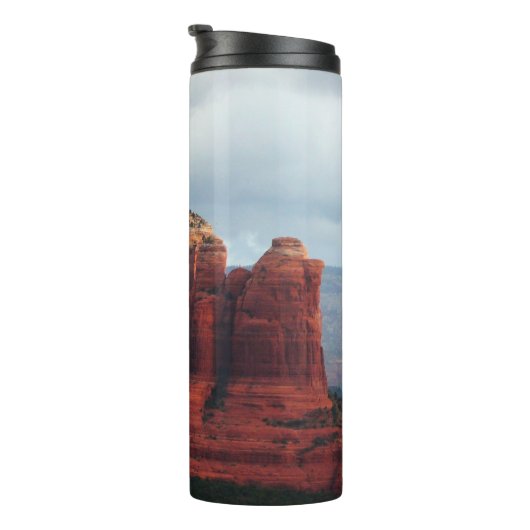 Bewolkte Coffee Pot Rock in Sedona Arizona Thermosbeker (Geroteerd rechts)