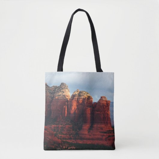 Bewolkte Coffee Pot Rock in Sedona Arizona Tote Bag (Voorkant)