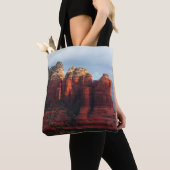 Bewolkte Coffee Pot Rock in Sedona Arizona Tote Bag (Dichtbij)