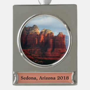 Bewolkte Coffee Pot Rock in Sedona Arizona Verzilverd Banner Ornament