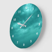 Bewolkte cyaan blauwe lucht grote klok (Hoek)