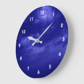 Bewolkte donkerblauwe hemel grote klok (Hoek)