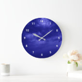 Bewolkte donkerblauwe hemel grote klok (Huis)