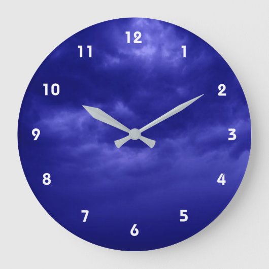 Bewolkte donkerblauwe hemel grote klok (Voorkant)