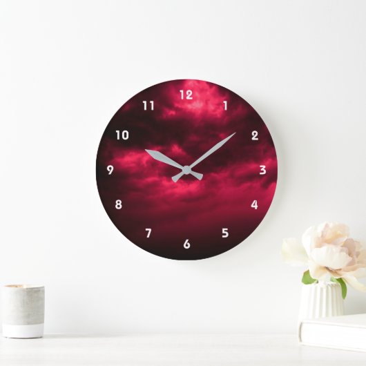 Bewolkte donkerrode hemel grote klok (Huis)