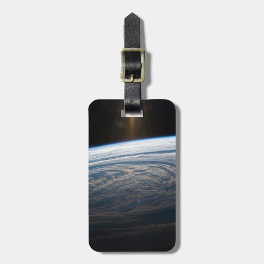 Bewolkte formaties in de Zuid-Indische Oceaan. Bagagelabel (Voorkant verticaal)