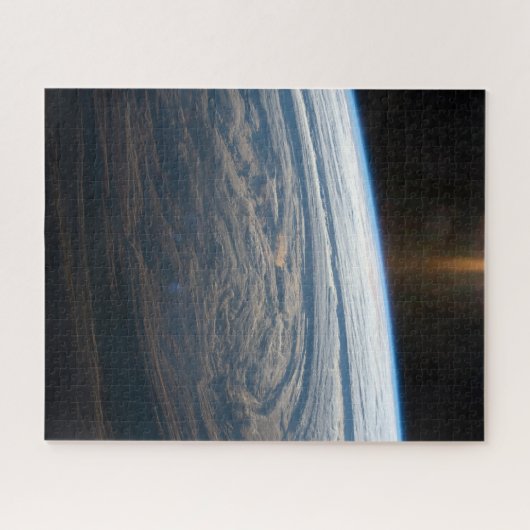 Bewolkte formaties in de Zuid-Indische Oceaan. Legpuzzel (Horizontaal)