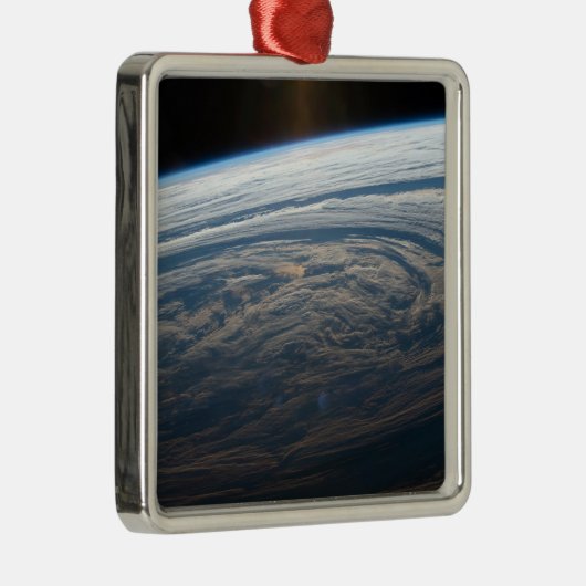 Bewolkte formaties in de Zuid-Indische Oceaan. Metalen Ornament (Rechts)