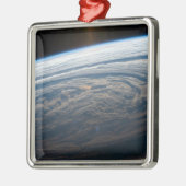 Bewolkte formaties in de Zuid-Indische Oceaan. Metalen Ornament (Links)