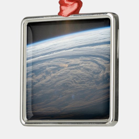 Bewolkte formaties in de Zuid-Indische Oceaan. Metalen Ornament (Links)