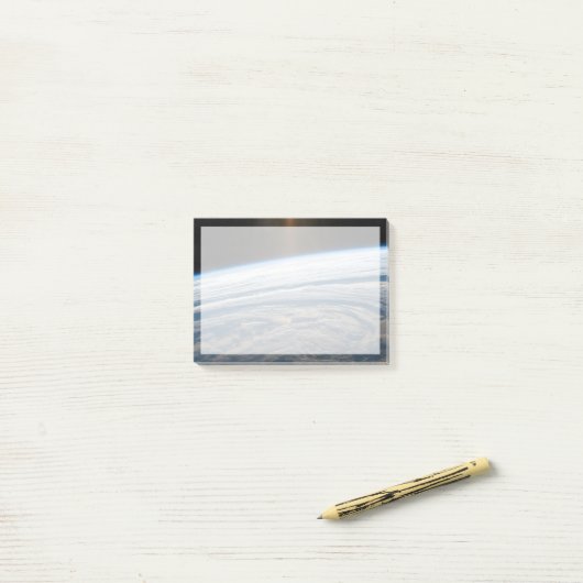 Bewolkte formaties in de Zuid-Indische Oceaan. Post-it® Notes (Op bureau)