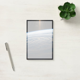 Bewolkte formaties in de Zuid-Indische Oceaan. Post-it® Notes