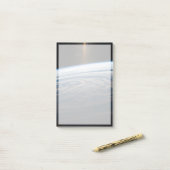 Bewolkte formaties in de Zuid-Indische Oceaan. Post-it® Notes (Op bureau)