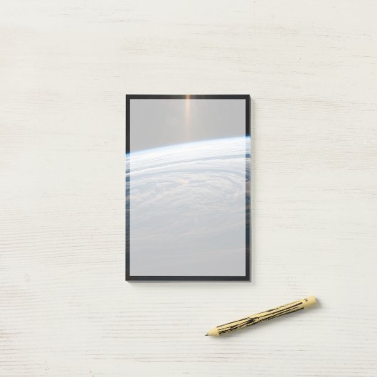 Bewolkte formaties in de Zuid-Indische Oceaan. Post-it® Notes (Op bureau)