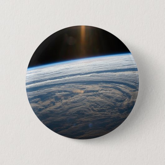 Bewolkte formaties in de Zuid-Indische Oceaan. Ronde Button 5,7 Cm (Voorkant)