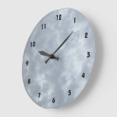 Bewolkte grijze lucht grote klok (Hoek)