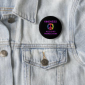 Bewustzijn en vriendelijkheid behoeft geen vertali ronde button 5,7 cm (In situ)