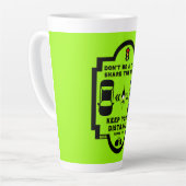 bewustzijn van verkeersveiligheid op de fiets latte mok (Linkerhoek)