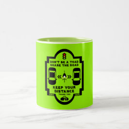 bewustzijn van verkeersveiligheid op de fiets tweekleurige koffiemok