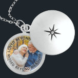 Beyond Words Persoonlijke Foto Locket Ketting<br><div class="desc">Elegant foto locket om een verloren geliefde dichtbij te houden. De sjabloon is opstelling voor u om uw eigen foto toe te voegen en u kunt alle tekst ook uitgeven als u wenst. De tekst staat op een semi-transparante grensbekleding, boven uw foto. De steekproeftekst leest "geliefd voorbij woorden gemist voorbij...</div>