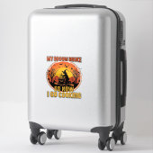 Bezem Gebroken Dus Nu Koken Halloween_1 Sticker (Koffer)