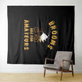 BEZEMS ZIJN VOOR AMATEURS HALLOWEEN WANDKLEED (In Situ (horizontaal))