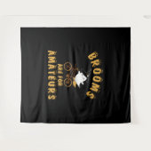 BEZEMS ZIJN VOOR AMATEURS HALLOWEEN WANDKLEED (Voorkant (horizontaal))