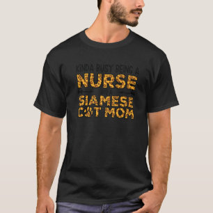 Bezig als verpleegster en moeder - Siamese kat moe T-shirt