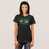 Bezig met herstel in wit en groen t-shirt (Voorkant volledig)