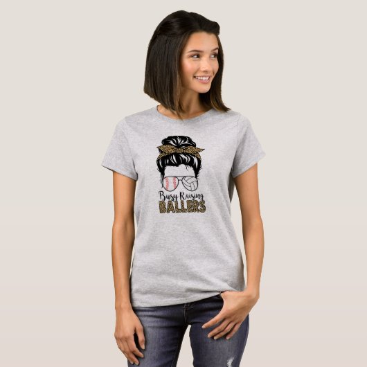 Bezig met het verzamelen van ballonvolleybal en ho t-shirt (Voorkant volledig)