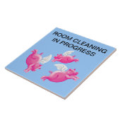 Bezig met schoonmaken van ruimte tegeltje (Zijkant)