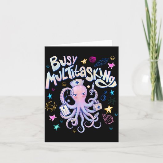 Bezig multitaskende octopus die het strand verzorg kaart (Voorkant)