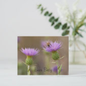 Bezige Bee op Paarse Thistle Foto Aangepast Briefkaart (Staand voorkant)