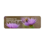 Bezige Bee op Paarse Thistle Foto Aangepast Etiket (Voorkant)