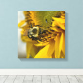 Bezige Bij op een Zonnebloem Canvas Afdruk (Insitu (Houten vloer))