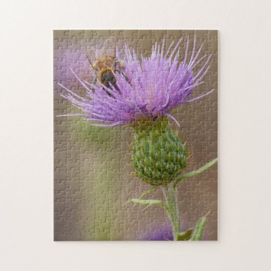 Bezige bijen begraven in Paarse Thistle Flower Pho Legpuzzel (Verticaal)