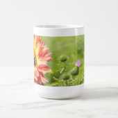 Bezige bijen met Dahlia en Paarse Thistle Mok (Center)