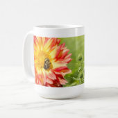 Bezige bijen met Dahlia en Paarse Thistle Mok (Voorkant links)