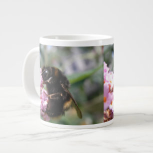 Bezige Mok van Bumblebee en Roze Bloemen