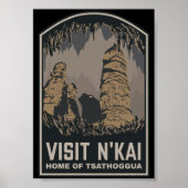 Bezoek in N'kai Travel Poster Lovecraft Tsathoggua (Voorkant)