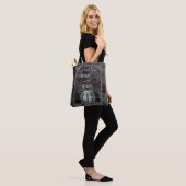 Bezoek ons eerste huis tote bag (Op model)