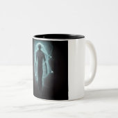 Bezoeker uit een andere dimensie tweekleurige koffiemok (Voorkant rechts)