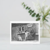 Bezoekers buiten een Lazy F Ranch Bldg Briefkaart (Staand voorkant)