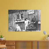 Bezoekers buiten een Lazy F Ranch Bldg Canvas Afdruk (Insitu (Woonkamer))