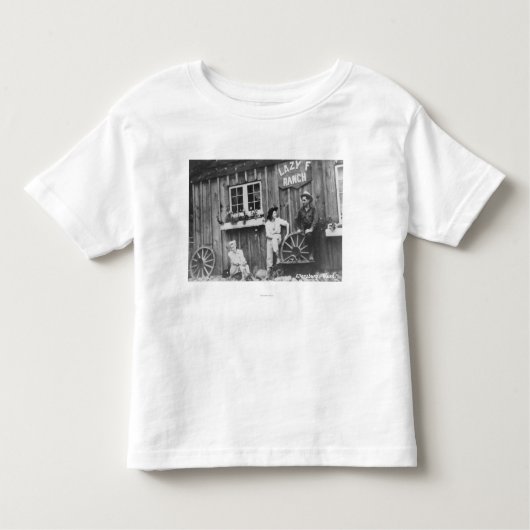 Bezoekers buiten een Lazy F Ranch Bldg Kinder Shirts (Voorkant)