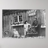 Bezoekers buiten een Lazy F Ranch Bldg Poster (Voorkant)